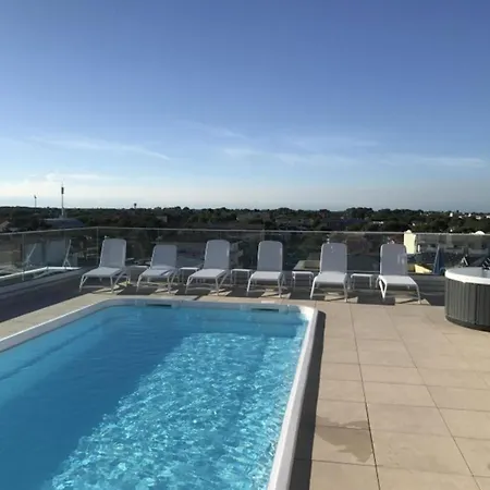 Sunny Vacation With Private Terraces דירה